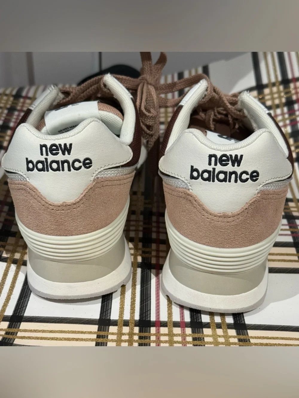 New Balance 574 Sneaker in Dusty brownish rose  and White suede shoe - Picture 5 of 6